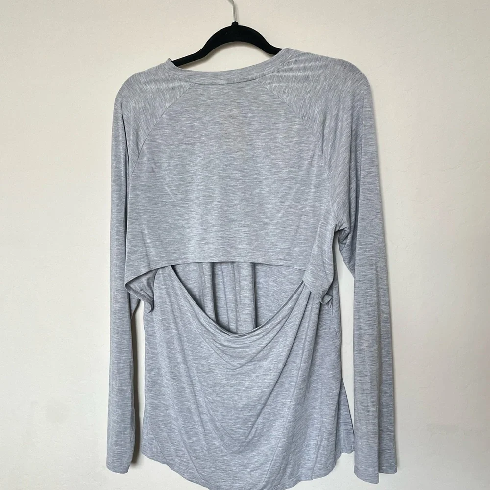 Under Armour loose fit workout top size large - Picture 5 of 7